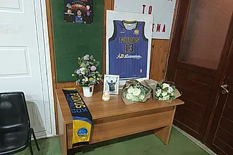 Ανθοδέσμες από διαιτητές και κριτές στη μνήμη του Δημήτρη Παππούλη!