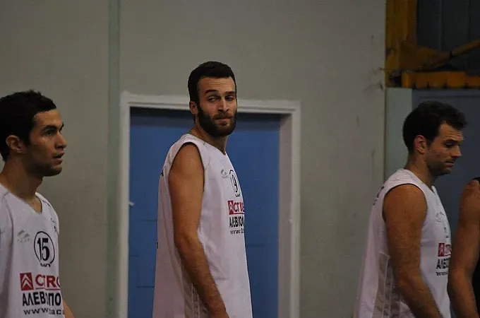 Στα ''χακί'' ο Χατζηγιακουμής!