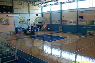 Τα λάβαρα με τους τίτλους