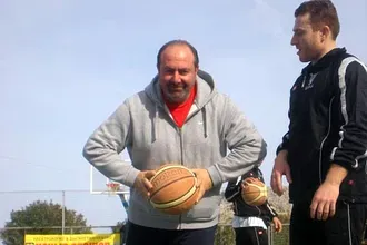 Ο Κοσσαρής σε άνδρες- έφηβους!
