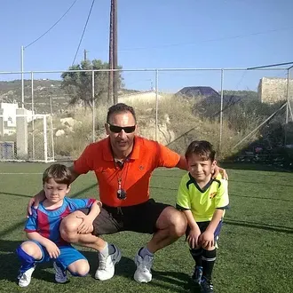 Κρατάει χαμηλούς τόνους