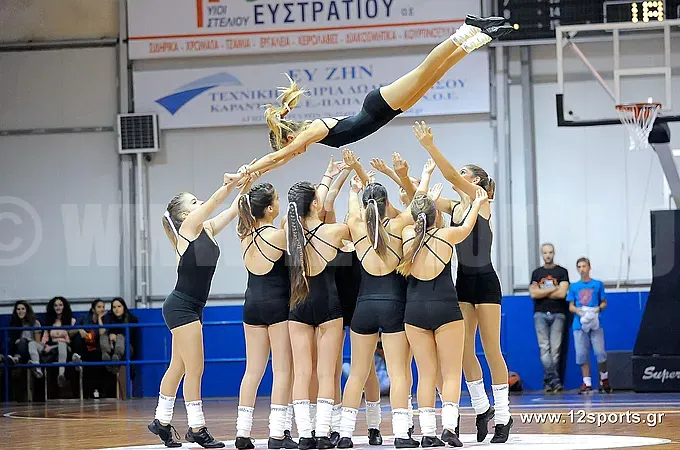 Όταν χορεύουν τα... κορίτσια!