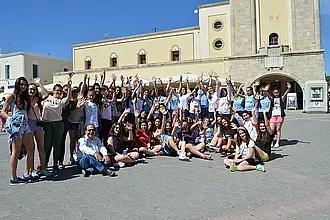 «Τα χρήματα για γήπεδα, όχι για όπλα»!