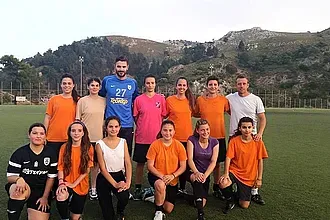 Ο Μανιάς με τα κορίτσια του Σταυρού!