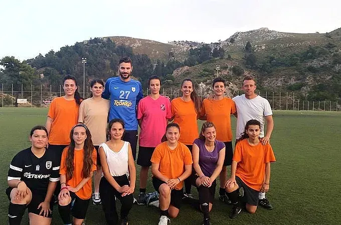 Ο Μανιάς με τα κορίτσια του Σταυρού!