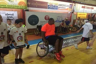 Ο Νόρις παίζει μπάσκετ με αμαξίδιο