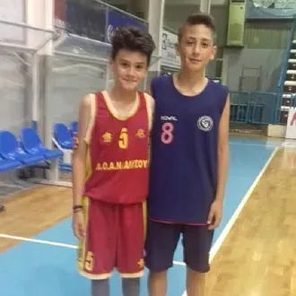 ''Το μήλο κάτω από την μηλιά''