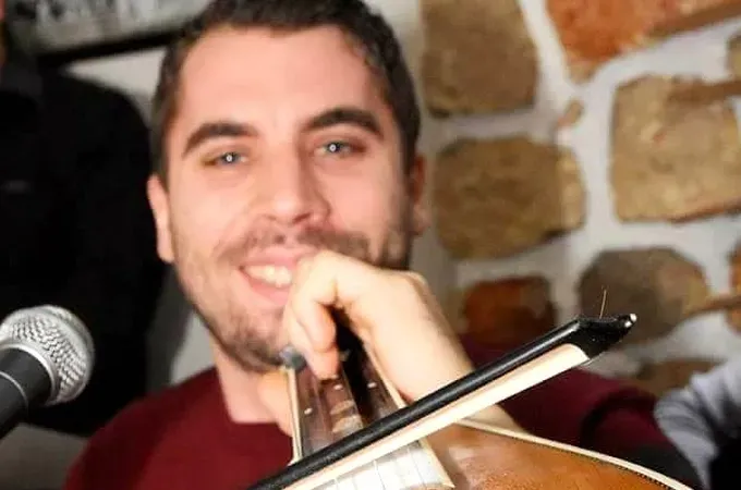 Ο Σάββας Χαρτερός τραγουδάει...