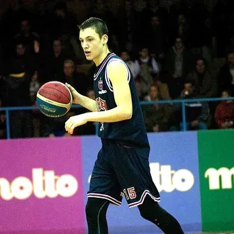 Συγχαίρει τα παιδιά του