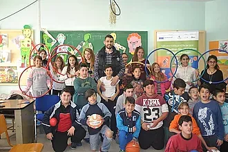 Ο Κολοσσός δίπλα στα... σχολεία!