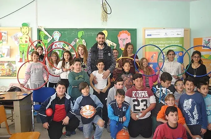 Ο Κολοσσός δίπλα στα... σχολεία!