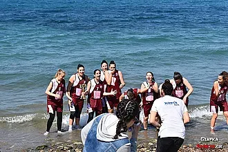 Βούτηξαν στη θάλασσα (pics)