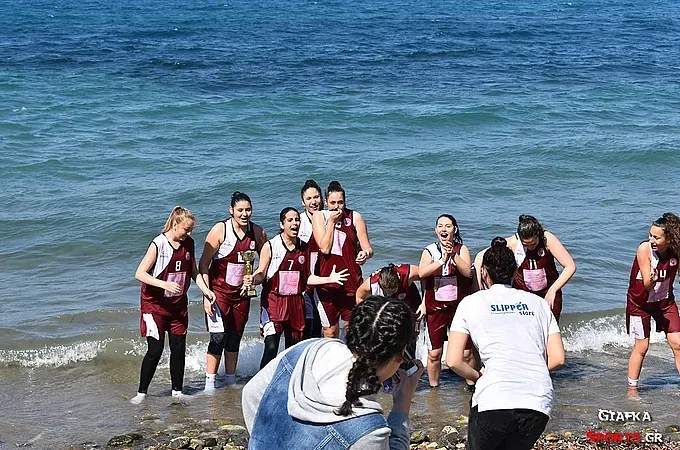 Βούτηξαν στη θάλασσα (pics)