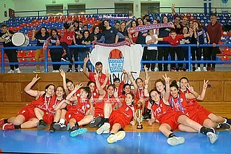 Το πήρε και στις κορασίδες η Τήνος!