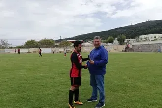 Τιμήθηκε ο Κρομμύδας στο ''αντίο''!