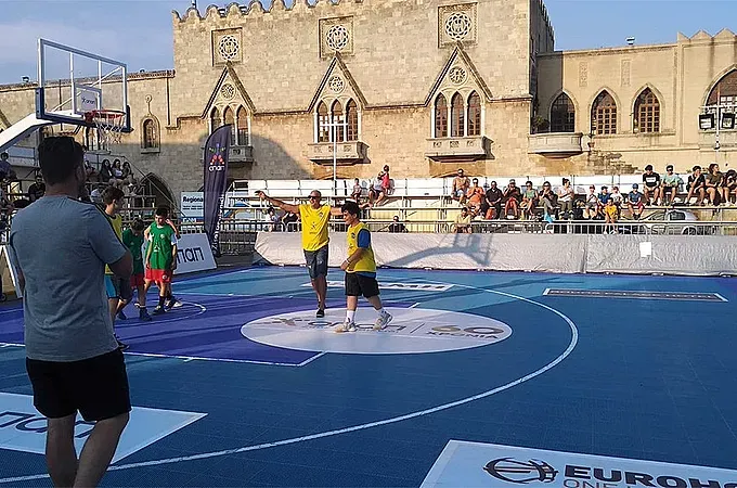 Ο Τζάμσι παίζει μπάσκετ στη Ρόδο!