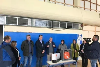 Ο Φοίβος παρέδωσε τον απινιδωτή!