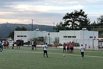 Και ξανά προς τη δόξα τραβά...