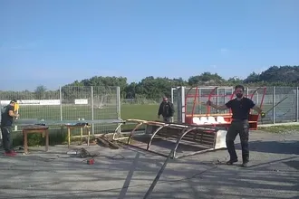 Φτιάχνουν τους πάγκους στο Θεολόγο!