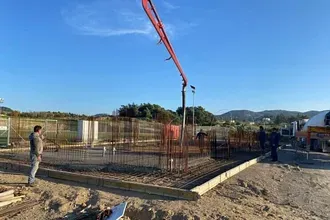 Ετοιμάζεται και η κερκίδα!