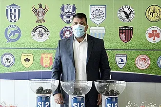 ''Δώστε λύση στη Football League''