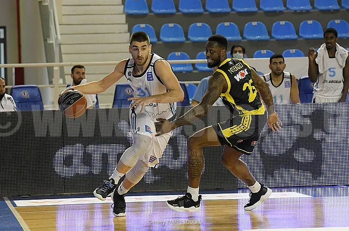 Στη βασική πεντάδα ξανά ο Αγγελάκος!