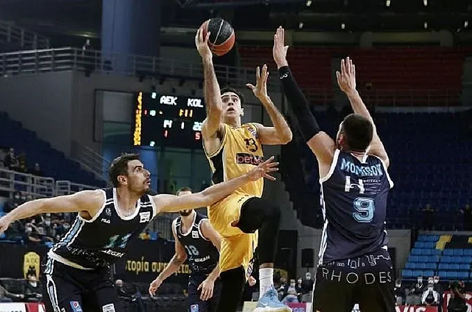 ΚΟΛΟΣΣΟΣ είσαι...όνομα και πράγμα!
