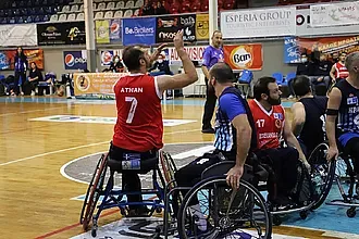 Οι διαιτητές στην πρεμιέρα της Α1 με αμαξίδιο!