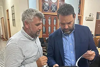 Σύσκεψη με τον Κολιάδη στις Καλυθιές!