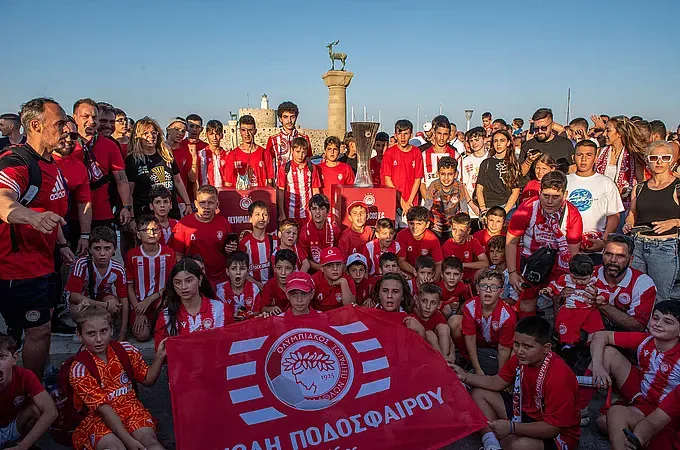 ''Αγκαλιά'' με τα τρόπαια στη Ρόδο!