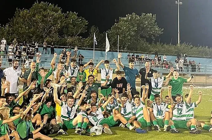 Με αρκετούς έφηβους η Ρόδος!