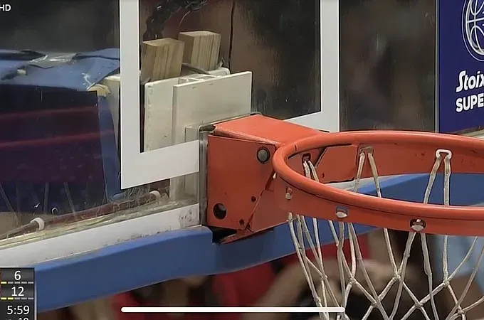 Διεκόπη προσωρινά ο τελικός, στράβωσε η μπασκέτα!