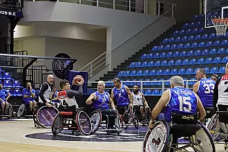 Αυλαία στο β' γύρο της Α1 με αμαξίδιο!