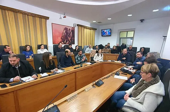 ''Οι φιέστες των θόλων δε μπορούν να κρύψουν την ημιτελή παράδοσή τους''!